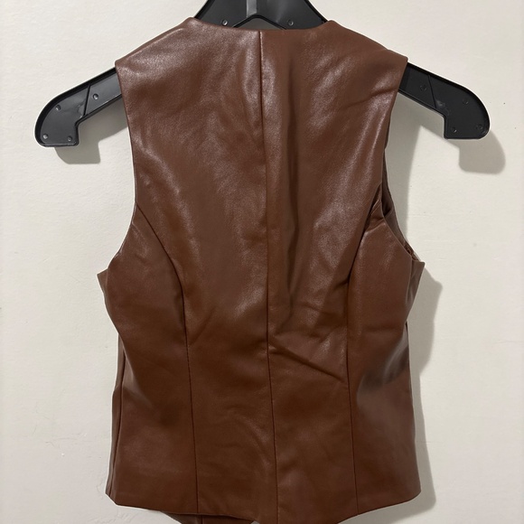 Sleeveless leather vest - Picture 3 of 3